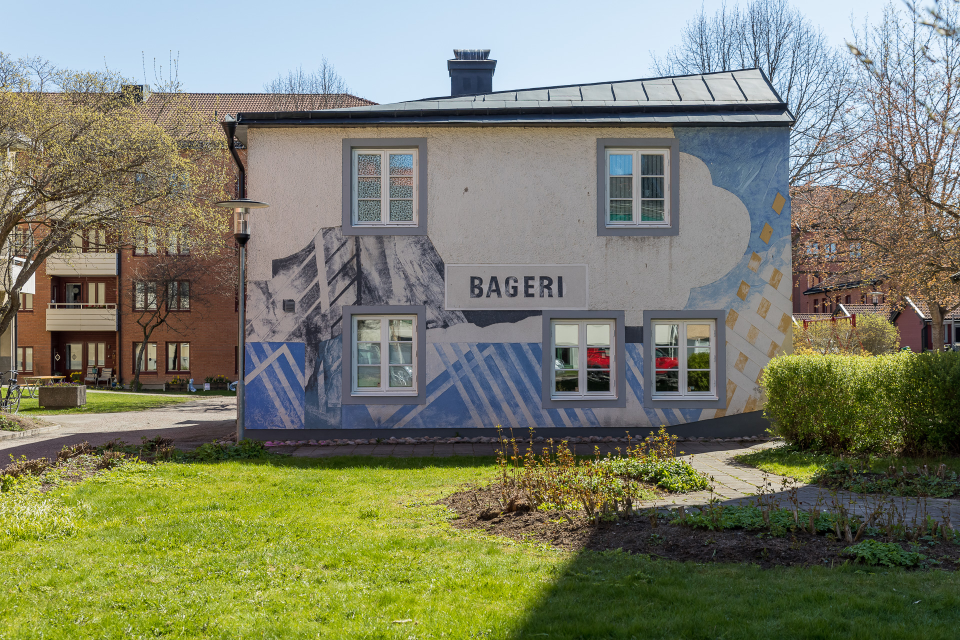 Byggnad med texten "Bageri" på fasaden.