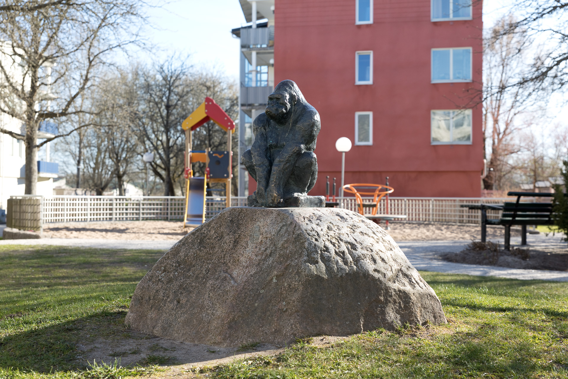 Skulptur av gorilla på en sten.