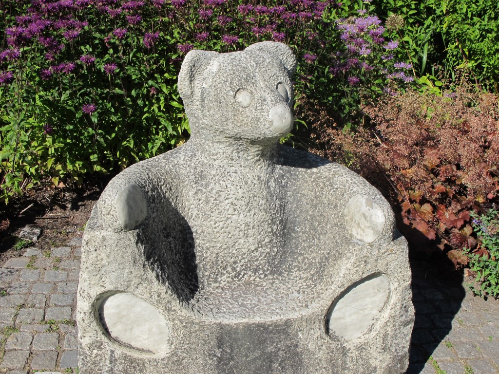 En stenformation föreställande en nallebjörns famn. I mitten finns en urgröpning som man kan sitta i.